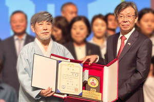 세계 19개국 연사가 참여한 ‘제27회 세계 한국어웅변대회’에서 대통령상을 수상한 편사범 회장과 싱가포르 한국대사관 최훈 대사.