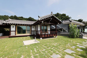 고즈넉한 분위기의 소당한옥펜션 오른편에 건립된 모꼬지도서관.