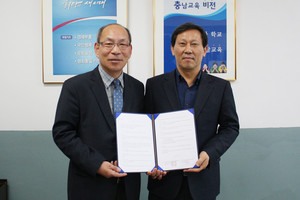 왼쪽부터 한관우 홍주일보사 대표이사와 김장순 갈산중학교 교감.