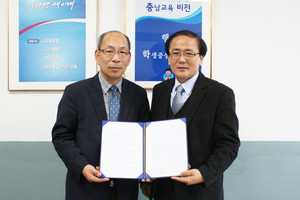 왼쪽부터 한관우 홍주일보사 대표이사와 김재봉 갈산고등학교장.&nbsp;