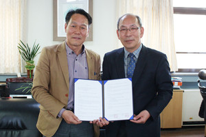 왼쪽부터 이원영 홍주중학교장과 한관우 홍주일보사 대표이사.