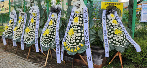 지난 4일 내포초등학교 앞에 줄지어 늘어선 추모화환.