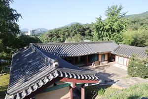 덕산향교 전경. 왼쪽이 동재와 대성전, 오른쪽 건물이 서재다.