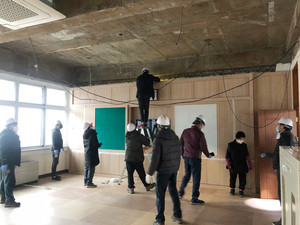 공주정명학교에서 외부전문가와 교육공동체가 참여하는 점검단이 최종잔존물 조사 등 석면제거를 세밀하게 확인하고 있다.