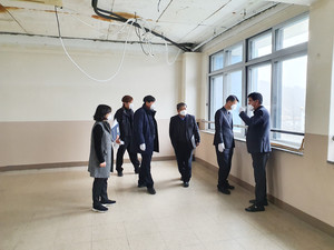 홍성교육지원청에서 석면제거 현장을 점검하고 있다.