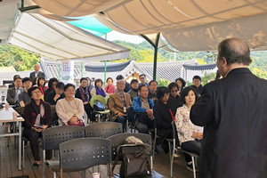 변규만 작곡가가 만해학교 수강생을 대상으로 강의하고 있는 모습.