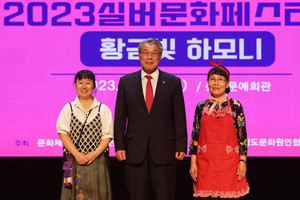 부문별 우승을 차지한 팀을 대표해 무대에 오른 팀원들과 이종석 충남문화원연합회장(사진 가운데)의 기념사진.