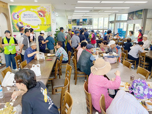 콩 두부 축제를 찾아준 사람들이 준비된 식사를 즐기는 모습이다.