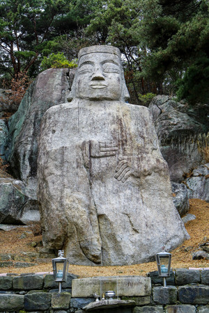 보우국사의 사리탑을 모신 기록이 있는 용봉산 청송사의 상하리미륵불.