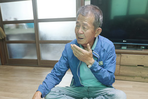 20대 초반 목수였던 사촌형을 따라 2년간 슬레이트 지붕 공사를 따라다녔던&nbsp;신동실 씨는  석면폐증 3급에 이어 2급 판정을 받았다.