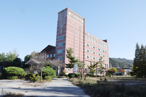 덕산온천 원탕 전경. 현재 운영이 중단 됐으나 예산군과 충남도가 매입, 관광사업 추진 계획 세운다.
