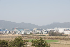 용봉산(왼쪽 산)과 뫼너미고개(중앙 낮은 곳)을 중심으로 오른쪽 수암산의 병풍에 둘러 쌓인 충남도청 내포신도시 전경.