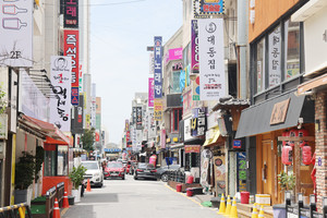 대전 오류전통시장 앞 음식특화거리.