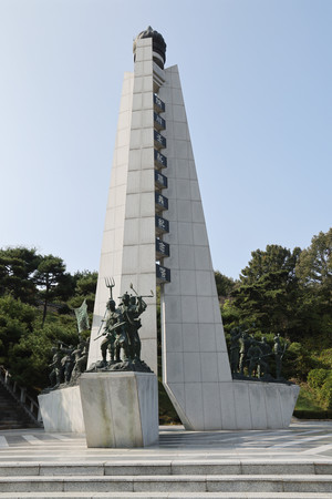 농민 의병 조각상이 있는 창의사 기념탑.