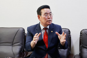 장재석 홍성군의회 부의장이 석면피해 구제제도 개선방안 활동에 대해 설명하고 있다.