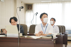 고향납세제 답변을 하는 ‘아사히카와’시 세제과 사토 유시 과장보좌(사진 왼쪽)와 우에다 준페이 주사(사진 오른쪽).