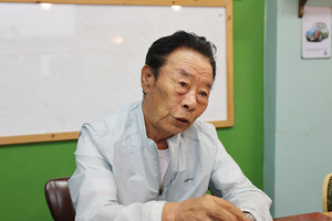 15년가량 석면광산 막장에서 일을 하며 일을 했던 시절을 설명하고 있는 김명환 옹.
