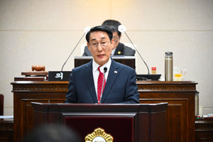 이용록 홍성군수가&nbsp;제300회 홍성군의회 제2차 정례회에서 2024년 예산안 제출에 대한 군정연설을 하고 있다.