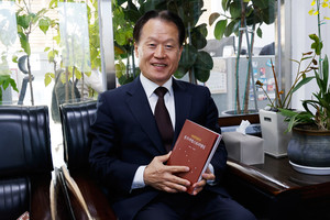 이연우&nbsp;충남의병기념관 홍성군민간유치추진위원회 공동위원장이 이번에 간행된&nbsp;스토리텔링북을 들어보이고 있다.