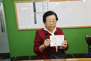 젊은 시절 2~3년 간 이따금씩 석면 관련 일을 했던 김양희 여사는 석면폐증 2급을 인정받았다.