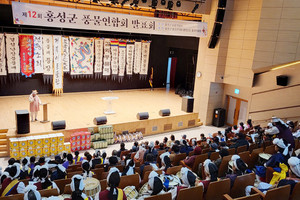 풍물패 회원과 주민들 200여 명이 정기발표회를 관람하고 있다.