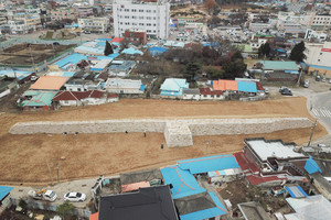 멸실된 홍주읍성 북문동측 성벽이 복원된 모습. 2024년에는 북문 동측성벽 완료지점부터 조양문 북쪽 구간인 북동측 성곽 정비공사가 2025년도까지 진행될 예정이다.