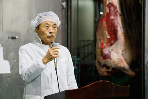 수상자 발표에 앞서 인사말을 전하고 있는&nbsp;이지훈 전국한우협회 홍성군지부장.