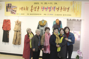 지난달 열린 전시회에서 김영숙 회장(왼쪽에서 다섯 번째)과 회원들이 포즈를 취하고 있다.