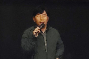 명동상가 공영주차장 조성사업을 홍보하고 있는 명동상가상인회 김병태 회장.
