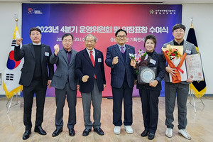 의장(대통령) 표창을 수상한 조수정 자문위원과 도지사 표창을 수상한 이선자 자문위원이 박만 홍성군협의회장 등 관계자들과 기념사진을 촬영했다.