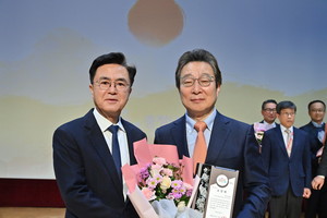 왼쪽부터 김태흠 충남도지사와 김건식 홍성의료원장.