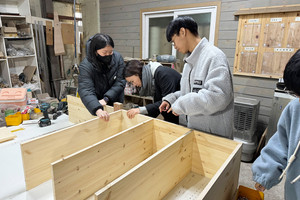사회적기업 ㈜홍성주거복지센터와 청운대학교 품앗이봉사단이 아이들을 위한 책장을 제작하고 있다.