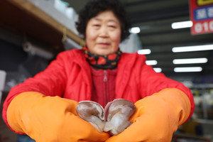 서부면 남당어판장 연미네수산 구순회(67) 대표가 싱싱한 새조개를 들어 보이고 있다.