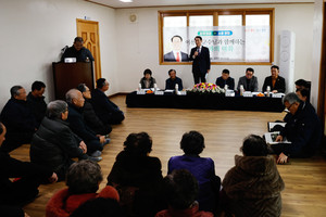 금마면 봉서마을을 방문한 이용록 군수.