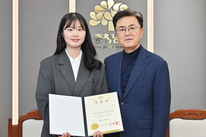 충남개발공사 노동자 이사로 선임된 김수연 공공주택실 기술지원담당 주임이 김태흠 지사에게 임명장을 수여받았다.