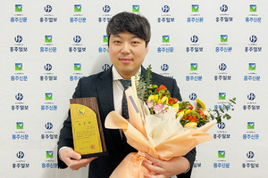 본지 한기원 편집국장이 군정발전 유공을 세운 공로를 인정받아 홍성군수 표창패를 수여받았다.