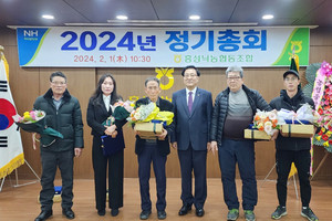 정기총회에서 표창을 수상한 다섯 명의 조합원과 최기생 조합장이 기념사진을 촬영했다.
