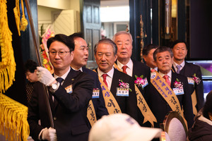 군민회기와 함께 행사장에 들어서는 재경홍성군민회 역대회장단.