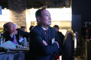 지난 7년 간의 재경홍성군민회 활동 영상을 감상하며 추억을 회상하고 있는 복봉규 이임회장.