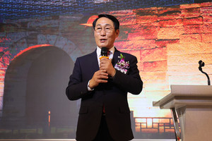이용록 홍성군수는 재경홍성군민회 51주년을 축하하며, 홍성군에 대한 관심과 성원을 당부했다.