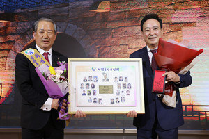이상수 취임회장이 복봉규 이임회장에게 재직기념패를 전달하고 있다.