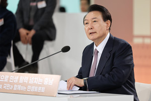 ‘미래산업으로 민생 활력 넘치는 충남’을 주제로 한 15번째 ‘국민과 함께하는 민생토론회’에서 윤석열 대통령이&nbsp;보호구역에서 해를 언급하고 있다.