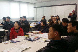 홍성군산업곤충연구회 회원들이 연구활동 프로그램에 참여하고 있다.