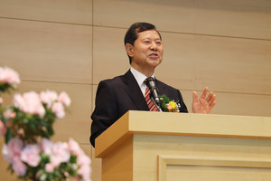 최광묵 내포성인학교장이 졸업생들의 노고에 대한 감사함과 축하의 메시지를 전하고 있다.