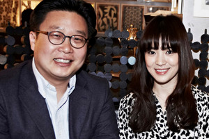 왼쪽부터 서경덕 교수와 배우 송혜교.
