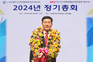 접전 끝에 한국LPG판매협회장으로 당선된 이영채 신임회장이 축하꽃 다발과 목걸이를 받고 기념사진을 촬영했다.