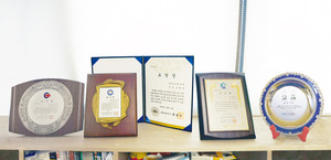 통과의례 분야 대한민국 한식대가상 및 일본 토우와대학교와 협정기념 감사패.