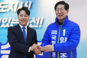 지난 7일 오후 양승조 예비후보와 어청식 예비후보가 손을 맞잡으며 단일화를 선언했다.