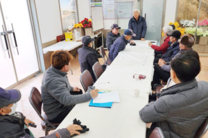정충희 홍성군감연구회 회장이 회원들에게 특강을 하고 있다.