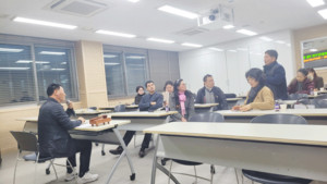 이환진 식품개발연구회장과 회원들이 월례회에서 토론을 하고 있다.